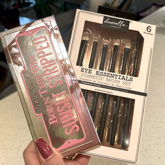Born This Way Sunset Stripped Eye Shadow Palette +Danielle cosmetic Brush set